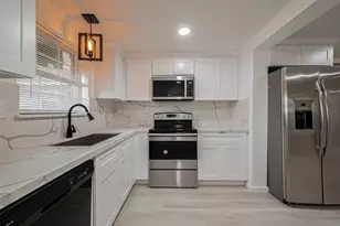 12 Hyde Park Blvd, Houston, TX 77006 - Photo 1