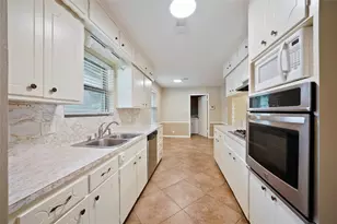 1319 Spillers Ln, Houston, TX 77043 - Photo 15