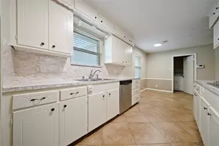 1319 Spillers Ln, Houston, TX 77043 - Photo 13