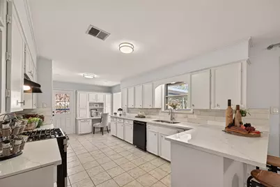 819 S 4th Street, La Porte, TX 77571 - Photo 9