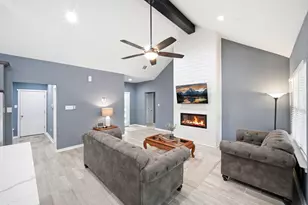 708 Magnolia St Ave, Sealy, TX 77474 - Photo 5