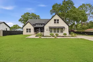 708 Magnolia St Ave, Sealy, TX 77474 - Photo 1
