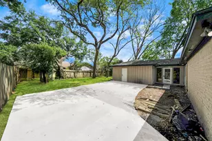 9406 Vickijohn Dr, Houston, TX 77031 - Photo 11
