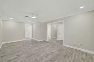 9642 Meadowglen Ln, Houston, TX 77063 - Photo 7