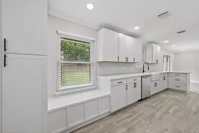 9642 Meadowglen Lane, Houston, TX 77063 - Photo 11