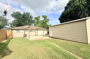 1310 Valley Dr, Angleton, TX 77515 - Photo 9