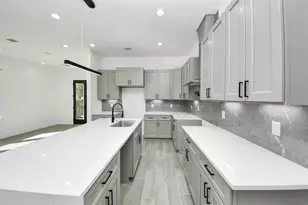 316 E Oakdale St, Dayton, TX 77535 - Photo 9