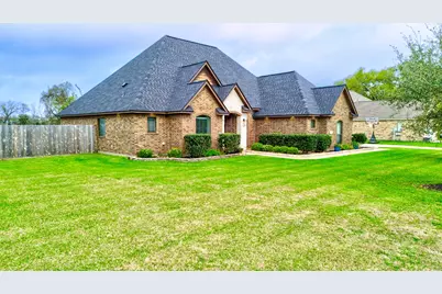 401 Heritage Oaks Drive, Angleton, TX 77515 - Photo 3