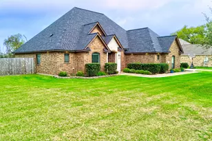 401 Heritage Oaks Dr, Angleton, TX 77515 - Photo 3