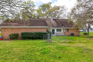 307 S Market St, Louise, TX 77455 - Photo 33