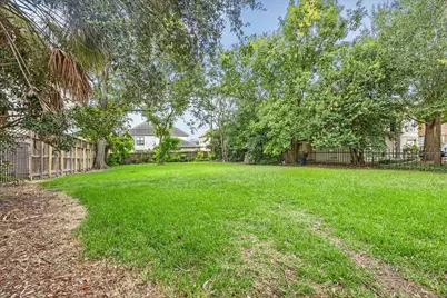 5357 Lampasas St, Houston, TX 77056 - Photo 5