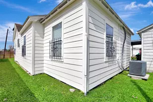 7714 Helmers St, Houston, TX 77022 - Photo 33