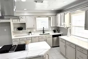 959 Festival Dr, Houston, TX 77062 - Photo 9