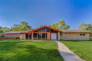 604 N Clear Creek Dr, Friendswood, TX 77546 - Photo 1