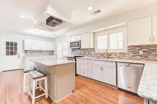 604 N Clear Creek Dr, Friendswood, TX 77546 - Photo 9