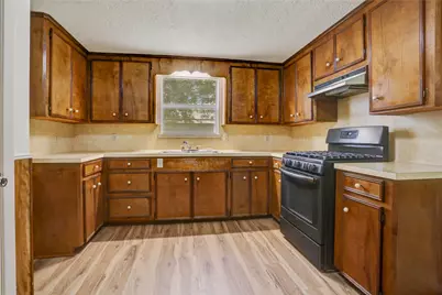 215 E Dahlgren Avenue, Wharton, TX 77488 - Photo 7