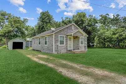 215 E Dahlgren Avenue, Wharton, TX 77488 - Photo 1