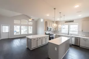 303 Vineyard Ct, Alvin, TX 77511 - Photo 9