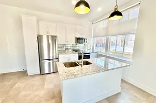 2102 Mechanic St, Galveston, TX 77550 - Photo 3