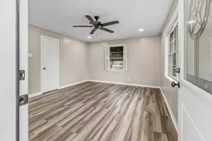 1409 20th St, Huntsville, TX 77340 - Photo 3