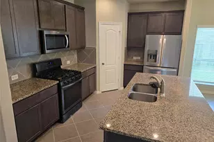 2027 Brookmont Dr, Conroe, TX 77301 - Photo 3