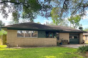 909 Peach St, El Campo, TX 77437 - Photo 1