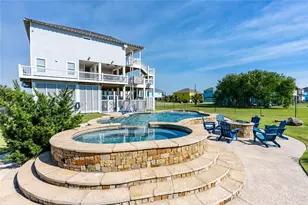 909 Helen Blvd, Crystal Beach, TX 77650 - Photo 3