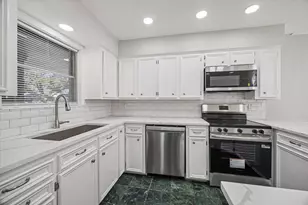 1703 Raintree St, Baytown, TX 77520 - Photo 7