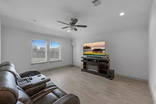 826 Green Clover Ln, Rosharon, TX 77583 - Photo 5