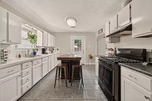 5943 Southlark St, Houston, TX 77033 - Photo 9