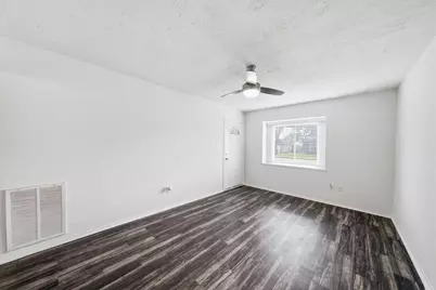 802 E Stadium Court, Friendswood, TX 77546 - Photo 3