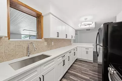 802 E Stadium Court, Friendswood, TX 77546 - Photo 5