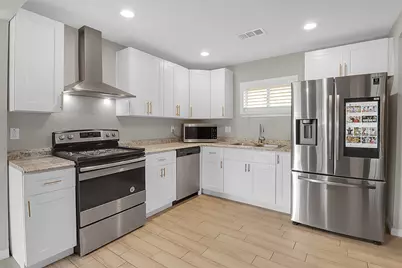 110 S 9th Street, Highlands, TX 77562 - Photo 5