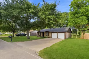 426 Corley Dr, Highlands, TX 77562 - Photo 5