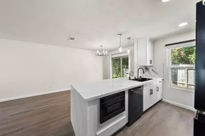 7 Hasting Oak Court, The Woodlands, TX 77381 - Photo 11