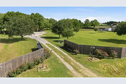 9318 E Creek Bend Drive, Needville, TX 77461 - Photo 7