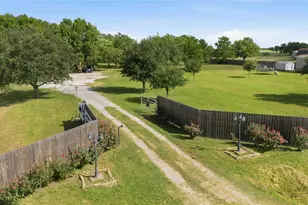 9318 E Creek Bend Dr, Needville, TX 77461 - Photo 7