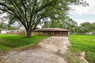 703 S Washington St, El Campo, TX 77437 - Photo 1