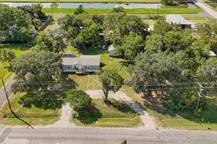 718 Main St, Anahuac, TX 77514 - Photo 13