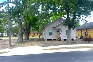 907 E Jackson St, El Campo, TX 77437 - Photo 3