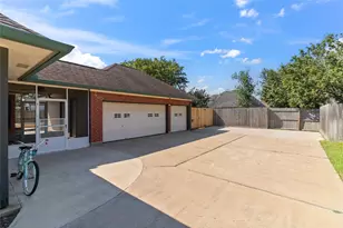 110 Indian Hawthorn, Lake Jackson, TX 77566 - Photo 5