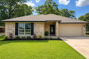 216 Sleepy Hollow Dr, Lake Jackson, TX 77566 - Photo 1