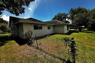 205 Honeysuckle Dr, Baytown, TX 77520 - Photo 7