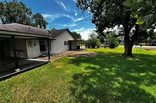 205 Honeysuckle Dr, Baytown, TX 77520 - Photo 5