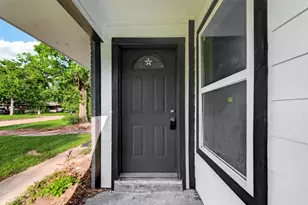 5751 Thrush Dr, Houston, TX 77033 - Photo 5
