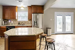 214 Yaupon Dr, Baytown, TX 77520 - Photo 5
