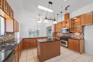 2711 N Peach Hollow Cir, Pearland, TX 77584 - Photo 13
