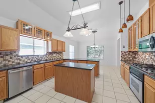 2711 N Peach Hollow Cir, Pearland, TX 77584 - Photo 11