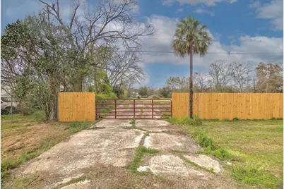 301 Oakland Street, Baytown, TX 77520 - Photo 1