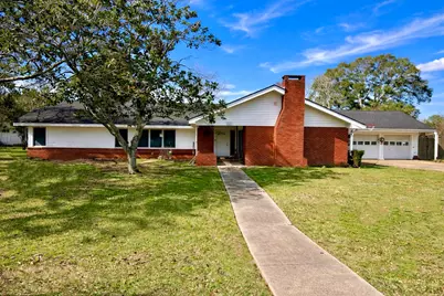 907 E Magnolia Street, Angleton, TX 77515 - Photo 1